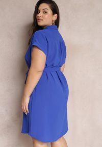 Renee - Niebieska Sukienka Koszulowa Wiązana w Pasie z Krótkimi Rękawami Wellwood. Kolekcja: plus size. Kolor: niebieski. Materiał: tkanina. Długość rękawa: krótki rękaw. Wzór: gładki. Sezon: lato, wiosna. Typ sukienki: koszulowe. Długość: midi #5