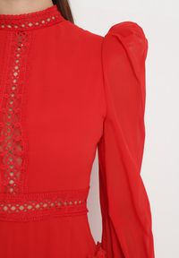 Born2be - Czerwona Rozkloszowana Sukienka Kombinezon Mini z Falbankami Gilha. Typ kołnierza: kołnierz z falbankami. Kolor: czerwony. Materiał: koronka. Wzór: aplikacja. Długość: mini #4