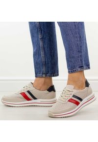 Beżowe ażurowe skórzane półbuty damskie S.Barski 7067. Okazja: na co dzień. Zapięcie: sznurówki. Kolor: beżowy. Materiał: skóra. Szerokość cholewki: normalna. Wzór: ażurowy. Sezon: wiosna, jesień, lato. Styl: casual, elegancki, klasyczny #1