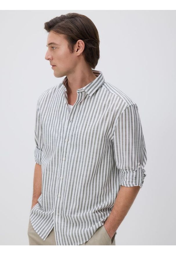 Reserved - Koszula regular fit w paski - oliwkowy. Kolor: oliwkowy. Materiał: tkanina, bawełna. Wzór: paski