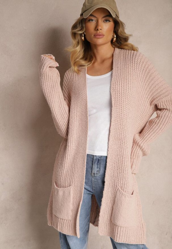 Renee - Jasnoróżowy Długi Kardigan Bez Zapięć z Obniżoną Linią Ramion i Kieszeniami Viatha. Okazja: na co dzień. Kolor: różowy. Materiał: jeans. Długość rękawa: na ramiączkach. Długość: długie. Styl: elegancki, casual