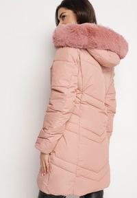 Born2be - Różowa Pikowana Kurtka z Odpinanym Kapturem Ocieplana Futrem Jackilaine. Okazja: na co dzień. Kolor: różowy. Materiał: futro. Długość rękawa: długi rękaw. Długość: długie. Sezon: zima. Styl: casual, elegancki #4