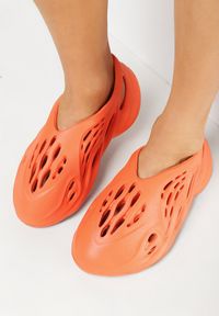 Born2be - Pomarańczowe Gumowe Sneakersy z Wycięciami Semelia. Zapięcie: bez zapięcia. Kolor: pomarańczowy. Materiał: guma. Szerokość cholewki: normalna #3