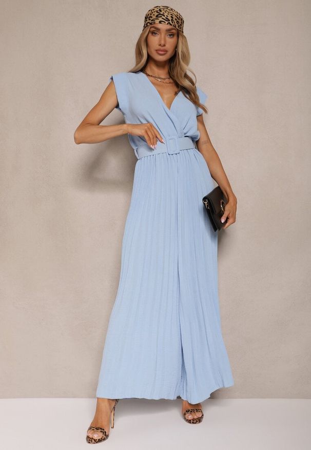 Renee - Jasnoniebieski Kopertowy Kombinezon Wide Leg Zdobiony Plisami i Paskiem z Klamrą Salirella. Okazja: na wesele, na imprezę, na ślub cywilny. Kolor: niebieski. Wzór: aplikacja. Styl: elegancki