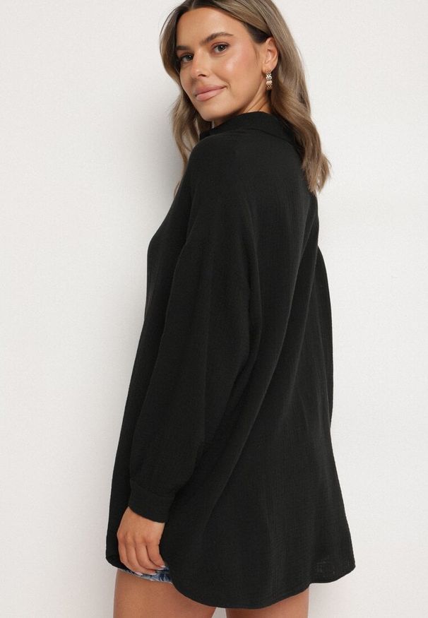 Born2be - Czarna Bawełniana Koszula Muślinowa Atelora. Typ kołnierza: kołnierzyk klasyczny. Kolor: czarny. Materiał: bawełna. Długość rękawa: długi rękaw. Długość: długie. Sezon: wiosna, lato. Styl: klasyczny