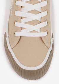 Renee - Beżowe Trampki VICES na Żłobionej Platformie Zdobione Trójkątną Aplikacją Lorerina. Nosek buta: okrągły. Zapięcie: sznurówki. Kolor: beżowy. Materiał: materiał. Wzór: aplikacja. Obcas: na platformie. Wysokość obcasa: niski #5