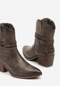 Born2be - Ciemnobeżowe Botki w Stylu Kowbojek na Stożku Zdobione Rzemykiem Mionadia. Okazja: na co dzień. Kolor: beżowy. Materiał: zamsz, jeans. Wzór: aplikacja. Sezon: zima, jesień. Obcas: na stożku. Styl: boho, casual. Wysokość obcasa: średni #7