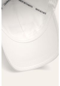 Calvin Klein Jeans - Czapka. Kolor: biały. Materiał: tkanina, bawełna. Wzór: aplikacja #2