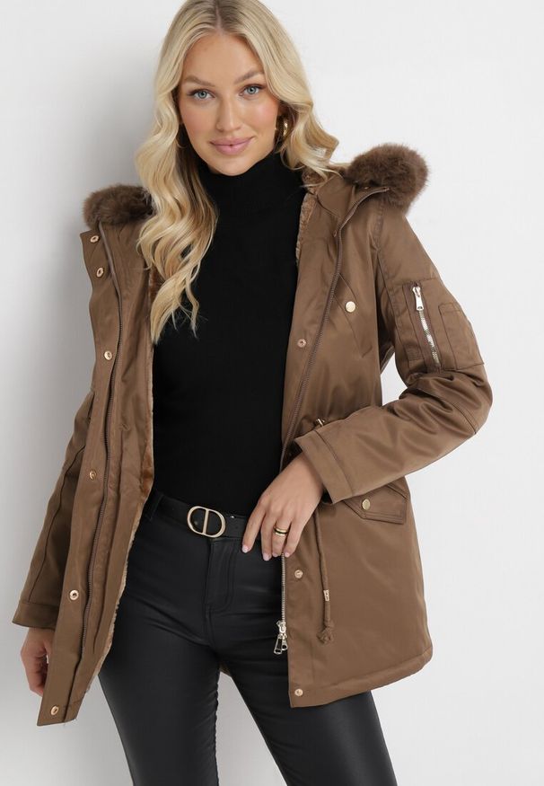 Born2be - Brązowa Kurtka Parka ze Ściągaczem i Kapturem z Futerkiem Kathateia. Kolor: brązowy. Materiał: futro. Sezon: zima