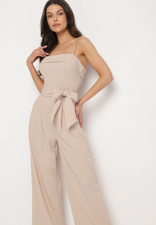 Born2be - Beżowy Kombinezon Ozdobiony Paskiem z Szerokimi Nogawkami Deolise. Kolor: beżowy. Długość rękawa: na ramiączkach. Wzór: aplikacja. Styl: elegancki