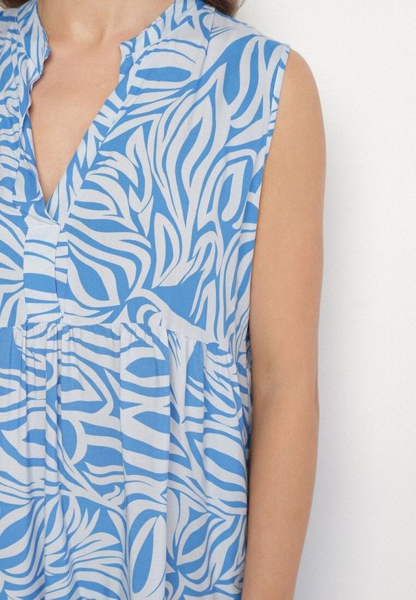 Born2be - Niebieska Bawełniana Rozkloszowana Sukienka z Geometrycznym Wzorem Annivaria. Okazja: na co dzień. Typ kołnierza: dekolt w kształcie V. Kolor: niebieski. Materiał: bawełna. Wzór: geometria. Typ sukienki: rozkloszowane. Styl: klasyczny, casual, elegancki