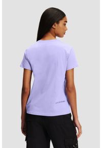 Karl Lagerfeld - KARL LAGERFELD Lawendowy damski t-shirt Ikonik 2.0 Jelly, Rozmiar S. Kolor: fioletowy. Materiał: bawełna. Długość rękawa: krótki rękaw. Długość: krótkie. Styl: klasyczny