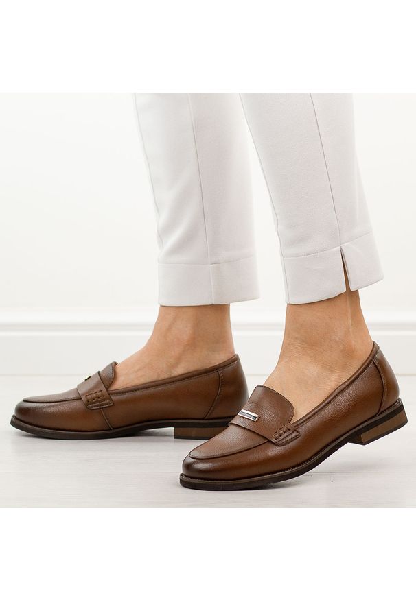 Brązowe skórzane mokasyny damskie Cambell 19381. Okazja: na co dzień. Nosek buta: okrągły. Kolor: brązowy. Szerokość cholewki: normalna. Wzór: aplikacja. Materiał: skóra. Sezon: wiosna, jesień, lato. Obcas: na obcasie. Styl: casual, elegancki, klasyczny. Wysokość obcasa: niski