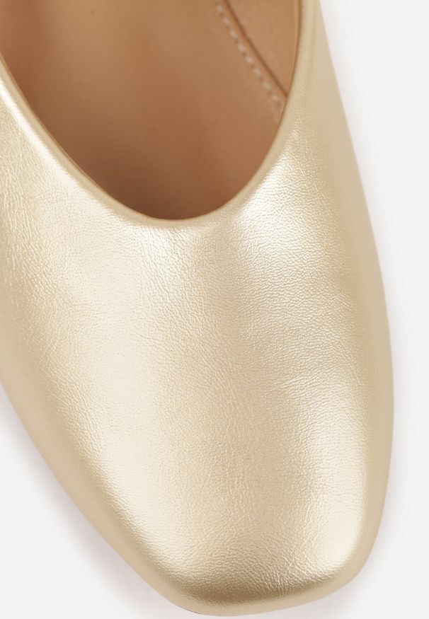 Born2be - Złote Płaskie Balerinki Mary Jane z Kwadratowym Noskiem Saroma. Okazja: na co dzień. Zapięcie: pasek. Kolor: złoty. Materiał: jeans. Styl: casual, klasyczny, elegancki