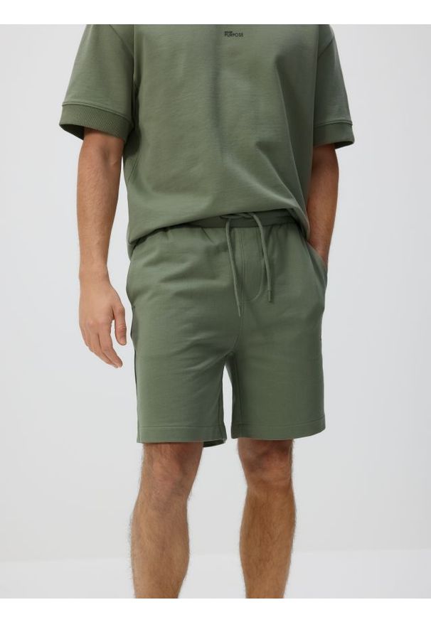Reserved - Bawełniane szorty comfort - jasnozielony. Kolor: zielony. Materiał: bawełna