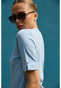 MOODO - Bawełniana bluzka błękitna. Kolor: niebieski. Materiał: bawełna #1