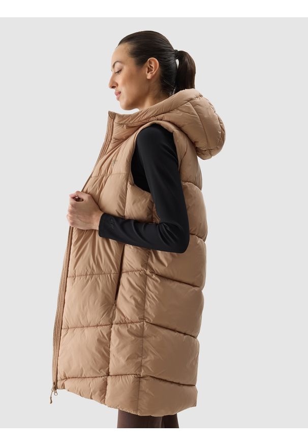 4f - 4F Długi bezrękawnik puchowy z wypełnieniem syntetycznym damski - beżowy XXL. Okazja: na co dzień. Typ kołnierza: kaptur, kołnierzyk stójkowy. Kolor: beżowy. Materiał: syntetyk, puch. Długość rękawa: bez rękawów. Długość: długie. Wzór: gładki. Styl: casual, sportowy