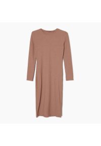 Cropp - Prążkowana sukienka midi - Brązowy. Kolor: brązowy. Materiał: prążkowany. Długość: midi