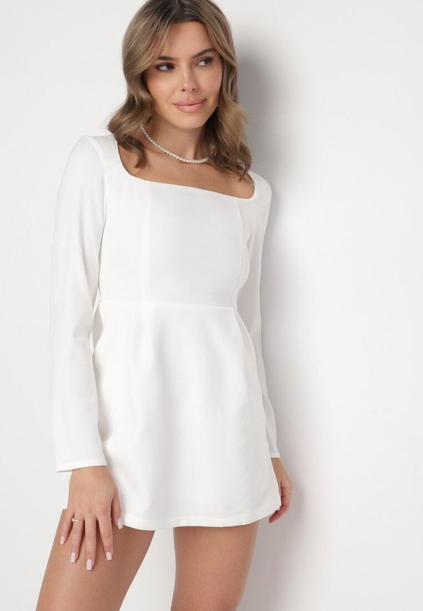 Born2be - Biała Sukienka Taliowana z Kwadratowym Dekoltem Jelzemis. Okazja: na spacer, na co dzień. Typ kołnierza: dekolt kwadratowy. Kolor: biały. Materiał: poliester. Długość rękawa: długi rękaw. Typ sukienki: proste. Styl: casual, elegancki