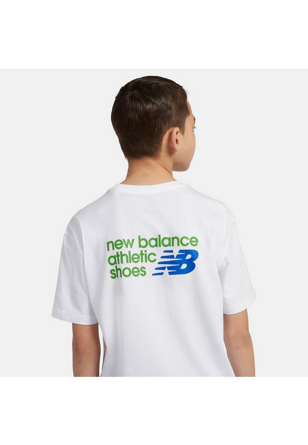 Koszulka dziecięca New Balance LAKB0295BWE – biała. Kolor: biały. Materiał: bawełna, materiał. Długość rękawa: krótki rękaw. Długość: krótkie. Wzór: aplikacja, napisy