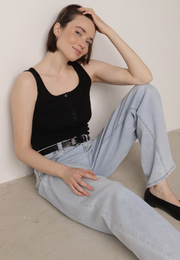 Born2be - Czarny Prążkowany Top na Szerokich Ramiączkach z Bawełny Zdobiony Guzikami Bernella. Okazja: na spacer. Kolor: czarny. Materiał: prążkowany, bawełna. Długość rękawa: na ramiączkach. Wzór: aplikacja. Sezon: zima, lato. Styl: elegancki