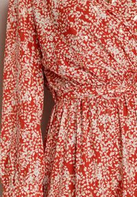Renee - Czerwona Sukienka Aquithea. Kolor: czerwony. Materiał: materiał. Typ sukienki: kopertowe. Styl: klasyczny. Długość: midi #3