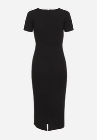 Born2be - Czarna Taliowana Koktajlowa Sukienka z Wiskozą i Rozcięciem z Tyłu Castorea. Okazja: na co dzień. Kolor: czarny. Materiał: wiskoza. Długość rękawa: krótki rękaw. Styl: wizytowy #7