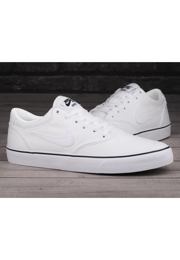 Buty trampki sportowe Nike SB CHRON 2 CNVS. Kolor: biały. Sport: turystyka piesza