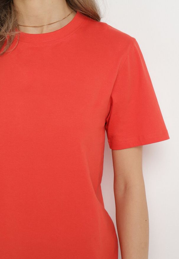Born2be - Czerwony Bawełniany T-shirt o Luźnym Kroju z Krótkim Rękawem Adalria. Okazja: na co dzień. Kolor: czerwony. Materiał: bawełna. Długość rękawa: krótki rękaw. Długość: krótkie. Styl: klasyczny, elegancki, casual