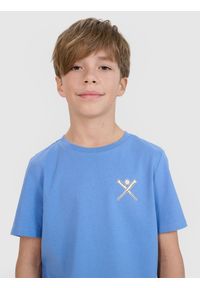 4f - 4F T-shirt regular z nadrukiem chłopięcy - granatowy 134 (8-9 lat). Okazja: na co dzień. Kolor: niebieski. Materiał: dzianina, jersey, bawełna. Długość rękawa: krótki rękaw. Długość: krótkie. Wzór: nadruk. Sezon: lato. Styl: casual, klasyczny, sportowy #2