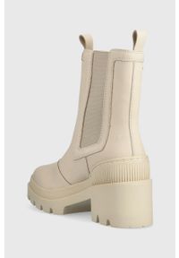 TOMMY HILFIGER - Tommy Hilfiger sztyblety Heeled Chelsey Boot Bio damskie kolor beżowy na płaskim obcasie. Nosek buta: okrągły. Kolor: beżowy. Obcas: na obcasie. Wysokość obcasa: niski #2