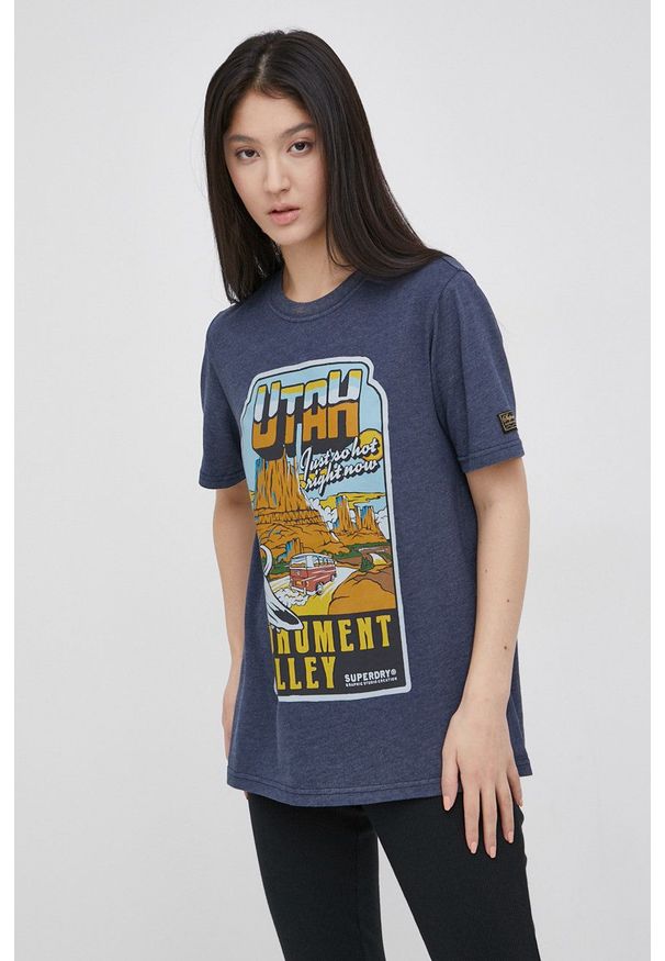 Superdry T-shirt damski kolor granatowy. Okazja: na co dzień. Kolor: niebieski. Materiał: dzianina. Wzór: nadruk. Styl: casual