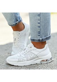 Białe skórzane sneakersy damskie S.Barski 22241. Kolor: biały. Materiał: skóra. Obcas: na obcasie. Wysokość obcasa: średni #1