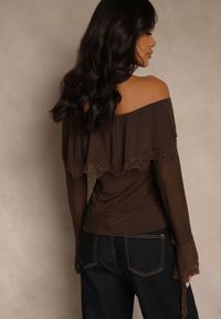 Renee - Brązowa Bluzka Off Shoulder z Falbankami z Siateczki z Bawełny i Wiskozy Fenisella. Typ kołnierza: kołnierz z falbankami. Kolor: brązowy. Materiał: wiskoza, bawełna. Styl: elegancki, glamour
