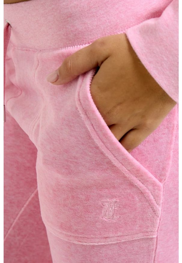 Juicy Couture - JUICY COUTURE Różowe spodnie dresowe Layla Low Rise Pocket. Kolor: różowy. Materiał: dresówka