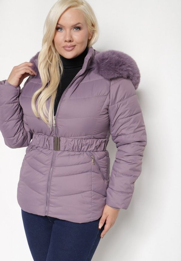 Born2be - Ciemnofioletowa Pikowana Kurtka Zimowa z Paskiem i Kapturem z Futrem z Możliwością Odpięcia Toriella. Okazja: na co dzień. Kolekcja: plus size. Kolor: fioletowy. Długość: długie. Wzór: aplikacja. Materiał: futro. Długość rękawa: długi rękaw. Sezon: zima. Styl: wizytowy, elegancki, casual