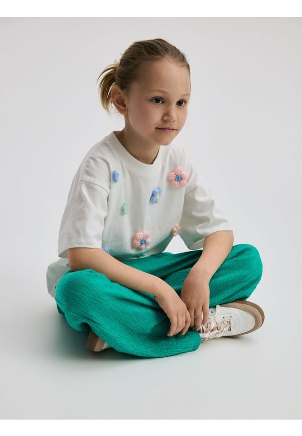 Reserved - Strukturalne spodnie z wiązaniem - zielony. Kolor: zielony. Materiał: bawełna, dzianina