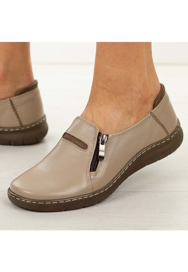 DEONI - Beżowe skórzane Polskie półbuty damskie Deoni 538. Okazja: na co dzień. Nosek buta: okrągły. Kolor: beżowy. Materiał: skóra. Szerokość cholewki: normalna. Sezon: wiosna, jesień. Styl: casual, klasyczny, elegancki