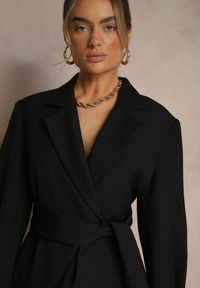 Renee - Czarna Dwurzędowa Marynarka z Geometrycznym Wiązanym Paskiem Lanniva. Okazja: na co dzień, na spotkanie biznesowe, do pracy. Kolor: czarny. Materiał: jeans. Wzór: geometria. Styl: klasyczny, elegancki, biznesowy, casual