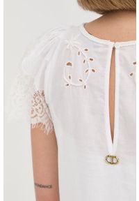 TwinSet - Twinset sukienka bawełniana kolor biały mini rozkloszowana. Kolor: biały. Materiał: bawełna. Długość rękawa: krótki rękaw. Wzór: aplikacja, haft. Typ sukienki: rozkloszowane. Długość: mini #5