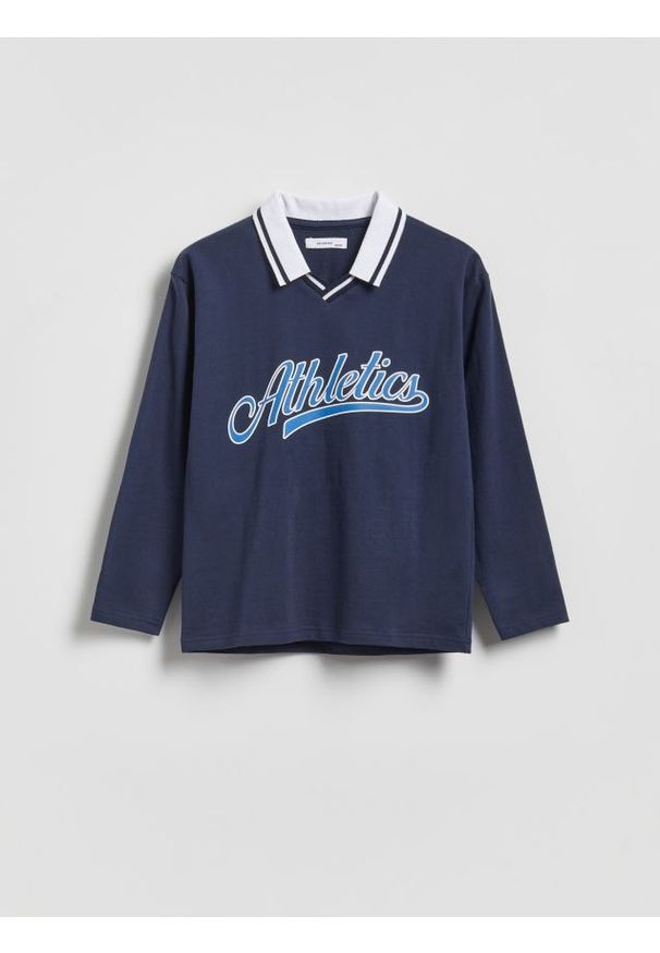 Reserved - Longsleeve z kontrastowym kołnierzykiem - granatowy. Typ kołnierza: kołnierzyk kontrastowy. Kolor: niebieski. Materiał: dzianina, bawełna. Długość rękawa: długi rękaw