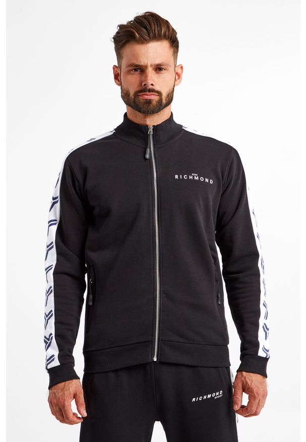 John Richmond Sport - Bluza Monisk JOHN RICHMOND. Typ kołnierza: kołnierzyk stójkowy. Wzór: napisy