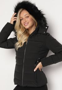 Born2be - Czarna Pikowana Kurtka o Taliowanym Kroju z Kapturem i Futerkiem Saginia. Okazja: na co dzień. Typ kołnierza: kaptur. Kolor: czarny. Materiał: futro. Długość rękawa: długi rękaw. Długość: długie. Styl: casual, elegancki #1