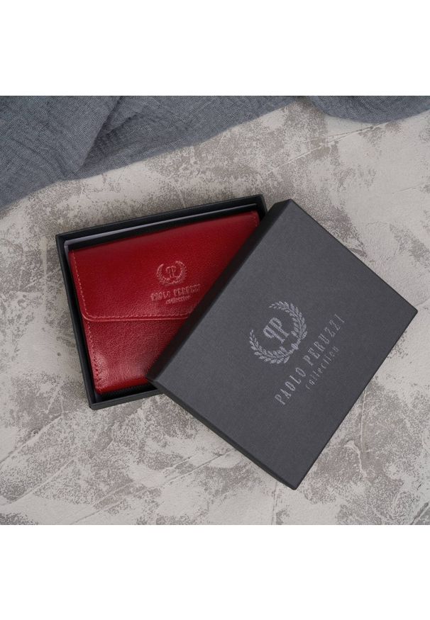 Portfel skórzany czerwony PAOLO PERUZZI T-34-RD. Kolor: czerwony. Materiał: skóra