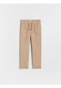 Reserved - Bawełniane spodnie chino - beżowy. Kolor: beżowy. Materiał: bawełna