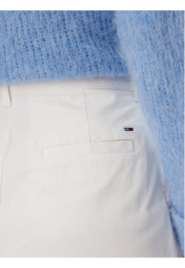 Tommy Jeans Szorty materiałowe Claire DW0DW21643 Écru Regular Fit. Kolor: kremowy. Materiał: bawełna