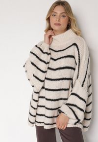 Born2be - Beżowy Golf Oversize w Paski z Domieszką Wełny i Wiskozy Nexeia. Okazja: na co dzień. Typ kołnierza: golf. Kolor: beżowy. Materiał: wełna, wiskoza. Wzór: paski. Styl: klasyczny, casual, elegancki #1