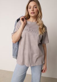 Born2be - Szary Bawełniany T-shirt Oversize z Haftowanym Napisem z Cekinami Aewai. Okazja: na co dzień. Kolor: szary. Materiał: bawełna. Wzór: haft, napisy. Styl: casual, elegancki #8