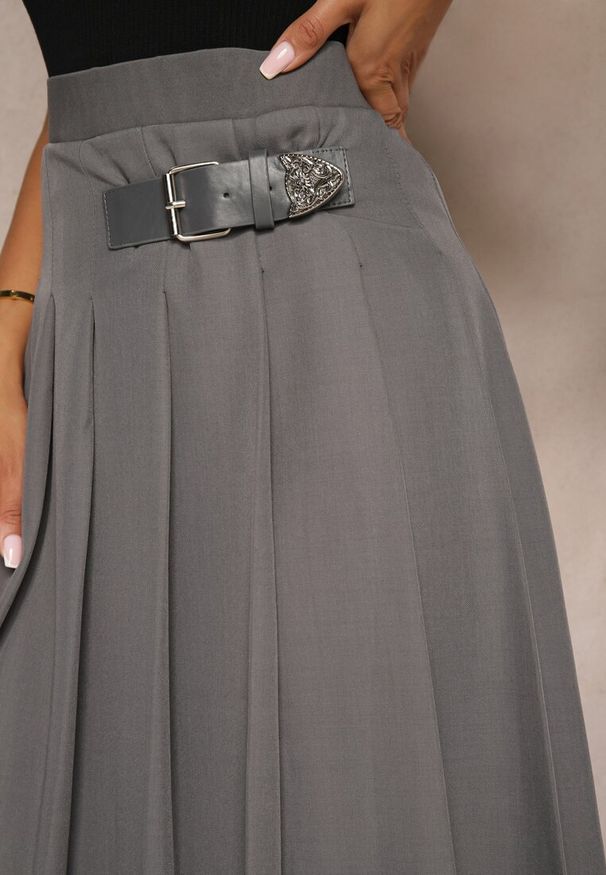 Renee - Szara Plisowana Spódnica o Rozkloszowanym Kroju w Stylu Preppy z Paskiem Setina. Okazja: na co dzień, na spacer. Kolor: szary. Styl: casual
