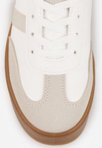 Renee - Biało-Beżowe Sneakersy na Kauczukowej Podeszwie Ozdobione Paskami Nilimea. Okazja: na co dzień. Zapięcie: pasek. Kolor: biały. Materiał: kauczuk. Wzór: aplikacja #5